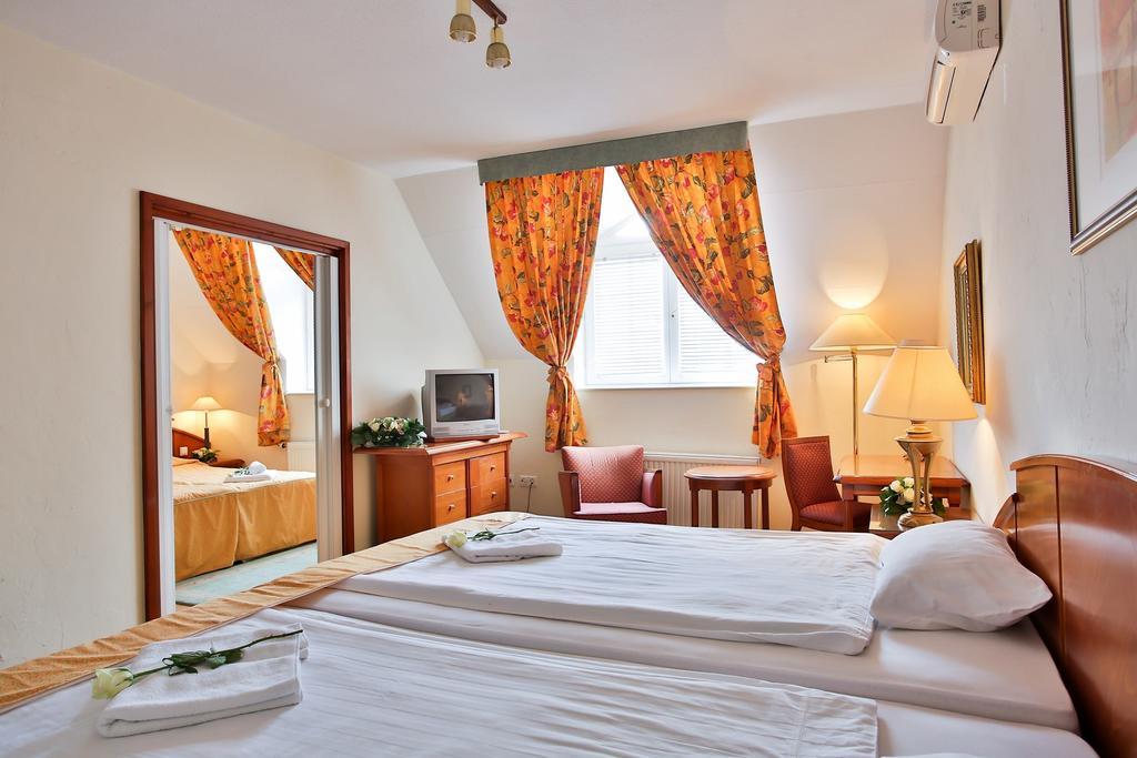 Hotel Rittinger Bonyhád Esterno foto